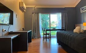 Airlie House Motor Inn